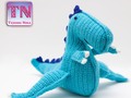 Amigurumi 2D Plano: . Ayer me encontré entre los recuerdos de #Stories de hace un año la elaboración de este dinosaurio 🦖. Y es que el inicio de la cuarentena fue un tiempo de muchos altibajos, expectativas y encerramiento, la percepción del tiempo ⏱ estos meses ha sido... ya ustedes saben. . Tenía más tiempo para #tejer pero la mente 🤯 no paraba, entonces no me sentía inspirada para crear desde cero. Entonces buscando #webspiration me topé con esta imagen de un #amigurumi inusual. . La mayoría de los #Amigurumi en #crochet se tejen en espiral, se tejen por piezas que se van rellenando a medida que se tejen y luego se unen. Este dinosaurio #TRex se teje con líneas rectas o corridas que van y vuelven, son dos tapas que se cierran al final para luego rellenar. . La diseñadora tiene varios modelos en esta dimensión semi 2D. Mi versión quedó gordita y fue elaborada en hilo acrílico antialérgico, mide más de 25 cm apoyado sobre sus patas traseras y estoy feliz 💕con el resultado. Fue una nueva oportunidad para darle la vuelta a la #imaginación, una nueva experiencia de creación, una perspectiva para crear muñecos #toys tejidos y seguir explorando el mundo desde los hilos 🧶. . Patrón de: @thecsoflife #thecsoflifedinosaur  . ¿Ves la diferencia con esta técnica 2D?  . Love Nina 🥰