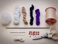 In my project bag #AmiguruMAY2021 Día 2: . Tengo mucho que confesar, no soy de las que llevo la labor a todos lados, mis indicios de desorden obsesivo compulsivo 😝 #OCD no me permiten sacar de casa 🏠 mis proyectos, siento que se sudan, se polvorean, pero esa soy yo en mi cabeza 🥴. . Mi bolsa 👜 de proyectos de #TejidosNina es una cartuchera de tela y es una pequeña colección de los materiales de trabajo justo al momento, hilos 🧶, agujas 🪡, ganchillo, tijeras✂️, marcadores, restos de hilos, relleno. A veces termina desordenada 🤫.  . En estos momentos tengo un trabajo en progreso #WIP, una sirena 🧜‍♀️ pero he tenido un bloqueo creativo tratando de #Tejer accesorios para ella. Lo tomé con calma 🧘‍♀️, pronto la retomo. Pienso que no se trata de una carrera de obstáculos, me gusta disfrutar de los procesos.  . Mientras tanto les muestro de #AmiguruMay 😉. ¿Me acompañan? . Love Nina 🥰