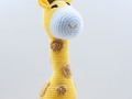 Something Yellow #AmiguruMay2021 Día 15: . El reto de #AmiguruMay es un post diario siguiendo los temas del juego. Wow 😳 ¡ ya vamos por la mitad 🌗 !, yo voy con la legua 👅 afuera y he tenido que saltar par de días, pero ha sido muy divertido 😆 el recorrido. . Y hablando de retos... mi #Amigurumi amarillo 💛 nació de una solicitud muy especial, como parte de un grupo de animales del safari 🦁🐘 🦓🦒, en mis inicios pasé de hacer ranas 🐸 de un patrón gratis a lograr mi propia versión de hermosas imágenes de inspiración como esta. . Rápidamente la #Jirafa se convirtió en mi consentida: es alta, esbelta, clásica 🗝 y atractiva 👱. Luce hermosa en la decoración, es buena compañía para pequeños 🚼 en sus cunas y para grandes 👠 se ha estrenado en mesas de trabajo. Ella está llena de vida, energía y amor 💞 cada medio punto es un pedacito de una historia. . Un cariñito para la jirafa👇👇👇 . Love Nina 🤩  #Crochet #Giraffe #CrochetLove #YarnAddiction