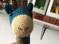 Something Blue #AmiguruMay2021 Día 22: .  En inglés sentirse #Blue es estar triste 😞, con los ánimos bajos o deprimido, según la leyenda cuando los barcos retornaban con una bandera 🔹azul anunciaban el deceso de su capitán 👨‍✈️ .  .  El azul tiene otras “connotaciones”, ha sido usado para los varones, pero en mi universo✨ eso no existe: cuando teníamos 14 años, mi mejor amiga compró dos carteras de nuestros colores favoritos, una azul 💙para ella y la roja ❤️ para mí, este es otro color con juicios en mi país 🇻🇪. . Entonces yo por mi parte ¡Bienvenida mi Jirafa azul a esta familia #TejidosNina ! Es un honor tenerte a nuestro alrededor, estás lista para llevar felicidad y acompañar a una niña si así ella lo prefiere. . Love Nina 🤩  #AmiguruMay #Crochet #CrochetLife #Amigurumi #CrochetToy #AmigurumiLove