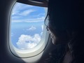 Hay momentos en los que hay que estar quieta y otros en los que hay que saber moverse .Un día pasa, pasa que estás de pie en algún lado y te das cuenta de que no quieres ser ninguno de los que están a tu alrededor, Siempre hay un momento en que el camino se bifurca, cada uno toma una dirección pensando que al final los caminos se volverán a unir. A veces, el dios de la música, el dios de las luces y el dios de la noche deciden agarrarse de las manos, haciendo que la tierra se vea preciosa desde aquí arriba.