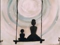 Te sorprendería saber cuántas veces llora una madre sentada en su carro o en la regadera. A veces lo hace mientras limpia la casa o hace deporte.  Llora, simplemente por impotencia.  Por ese cansancio extremo que a veces envuelve a las madres que lo dan todo para que todo funcione.  Las madres lloran a solas, porque no quieren que nadie se compadezca de sus lágrimas.  Sin embargo, esa madre siempre que vuelve a mostrar su rostro, luce normal. Procurará darles a sus hijos la mejor cara y una gran sonrisa como si todo estuviera bien.  El mundo no notará que se siente triste, a veces, incluso, asfixiada.  Las madres son los seres humanos más fuertes y resilientes del mundo.