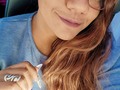 Qué hermosa eres cuando te abrazas,  cuando escribes, cuando amas, cuando te entregas sin dejar de ser tuya, cuando desnudas tus cicatrices y las llenas de soles.  Qué bien te ha sentado esa sonrisa  donde un día rodó agua salada, y ese amor a prueba de balas  de ti para ti...  Qué linda estás desde que te armaste a tu gusto  y no en el molde que quisieron otros.  Qué genial verte feliz disfrutando tus tiempos de soledad y de compañía,  ver que estás en equilibrio, y que eres tu mejor poesía...    ¡Qué bueno que volviste!  — ZàiL      [volvamos!!]