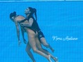 En el Campeonato Mundial de Budapest en Junio, la estadounidense Anita Alvarez se hundió hasta el fondo de la piscina.  Mirando a través de la cubierta, notando que había estado sumergida demasiado tiempo, su entrenadora, Andrea Fuentes, inmediatamente se zambulló detrás de ella completamente vestida, llevándola a un lugar seguro.   Anita estaba inconsciente y no tenía la capacidad de patear, remar o ayudarse a sí misma de ninguna manera.  Si Andrea no se hubiera dado cuenta, se habría ahogado.  Pero conocía a Anita. Se dio cuenta de que llevaba demasiado tiempo sumergida y luego se zambulló sin pensarlo dos veces.  Esto me ha hecho pensar….  Cuando estás sumergido demasiado tiempo, ¿Quiénes son las personas que te buscarán, notarán y se sumergirán para sacarte a la superficie cuando pierdas la fuerza para nadar?  ¿Quiénes son las personas que harían eso por ti?  ¿Y de la misma manera, serías ese alguien que buscaría y se daría cuenta cuando alguien está sumergido demasiado tiempo, sumergiéndose para apoyarlos cuando estén sin fuerzas ni combustible para nadar en estas aguas turbulentas que llamamos vida?  - autor desconocido   #lealtad #amistadverdadera