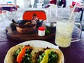 Trabajando 📱 mientras lavan mi carro 🚘 🫶🏽🌮🌮🍹👩🏽‍💻 ¡Muy recomendables los de carne asada!