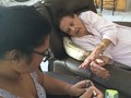 Aqui Monica haciendole manicura a mi tia Siria!.Monica,eres especial!.Gracias por mimar un rato a la tia!😍Te amo!