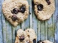 🍪Galletas de banana 🍌 con arándanos 🤤   Quedan de locura, aptas para bebés desde los 6 meses, no contiene azúcar y mi amor si estás de fit son perfectas 😂   Ingredientes que necesitas:    ❄️Harina de avena ( procesas la avena normal, puedes usar licuadora para pulverizar)  🍌 1 o media banana machucá ( la cantidad depende de cuantas deseas hacer)  ❄️ canela en polvo según tu gusto ( le da un sabor ufff)  ❄️ Arándanos cuantos quieran   Revuelven todo eso y con sus manitas un poco humedad Pa que no se pegue la masa arman las galletas, yo prevalente el horno y pum como Máximo 10min, ( El tiempo depende si la quieren blandas o crocantes) También las pueden hacer al sartén con fuego bajo ❤️  Espero les guste la receta❤️  #comidasaludable #blw #babyledweaning #