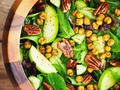 (healthyliveshealthyvibes:Curry Apple Salad with Spiced Chickpeas) fashiondot -