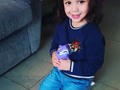 Mi ahijada bella jugando con su paciente dinosaurio