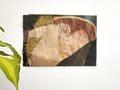 Mi representación en pasteles de Dánae de Gustav Klimt 👩‍🎨 50x35 Tizas pastel, lapices de colores y tempera escolar sobre papel craft. ⚡  Dánae es un cuadro al óleo del pintor austriaco Gustav Klimt creado entre 1907 y 1908. Según el mito, mientras estaba prisionera de su padre Acrisio (el rey de Argos), en una torre de bronce, Dánae fue visitada por Zeus y fertilizada en la forma de una lluvia de oro. En el cuadro de Klimt, este hecho es representado por el torrente dorado que fluye entre sus piernas. Toda la composición de esta pintura se pone al servicio de la sexualidad femenina. Los contornos redondos y los adornos de pan de oro (PDTA: Yo usé tempera dorada escolar) enfatizan su experiencia sexual, una vez más reforzada por la perspectiva distorsionada del cuerpo, con sus exuberantes muslos.  De la expresión de su cara, con la boca entreabierta, se desprende que está excitada por esa corriente de oro. En esta obra, Dánae está enroscada en un velo púrpura real que hace referencia a su linaje imperial [...]​ Algún tiempo después de la visita celestial, Dánae dio a luz a un hijo, Perseo, que es citado más tarde en la mitología griega por haber matado a la gorgona Medusa y rescatado a Andrómeda.  #klimt #gustavklimt #danae #portraitpainting #artofvisuals #artdaily #artgallery #studio #study #artistsoninstagram #instaart #art #artwork #artoftheday pasteles #tizapastel #tizaspastel #art #arte #drawing #artblogvk #instaart #chalkpastel #realisticdrawing #realistic #diseñadorescolombia