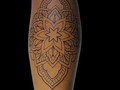 Proyecto de media pierna en #geometrismo Primera vez que hago algo así... Hubo algunas partes que me costó mucho en adaptar algunos patrones de geometría.   #geometrictattoo #mandalatattoo #tatuadoresdebarinas #tatuadoresdevenezuela #tatuadoresdevenezuelaoficial #tattooensombras #florestattoo #tattoolife #tatuadoresdeespaña #tatuadoresdegalicia #tattoo #barbertattoo #barinas #venezuela #barberosdebarinas #barberosdevenezuela #barberosdeespaña #orence #galicia