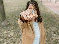 En las marcas de joyas la imagen y el contenido es el 90% . Saber transmitir la esencia, conectar y ofrecer una experiencia diferente. 🚀⁣ ⁣ Si vendes online, la imagen es lo primero que se encuentran las personas al entrar en contacto con tu marca. 💖⁣ ⁣ La falta de una imagen atractiva devalúa tus diseños, mientras, que si trabajas en mejorar la estética de tu contenido añade valor, inspira la confianza para crear lazos. Todo tiene un sentido en la creación de contenido y cada elemento de la imagen y vídeo le habla a tu cliente. ✨⁣ ⁣ Si quieres diferenciar con tus diseños, tendrás que ser más selectiva con tu contenido y estratega 💎  En mis asesorías me enfoco que entiendan lo importante que es el contenido con ejemplos y construyan una personalidad de marca 💜