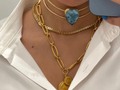 💎 ¿Quieres despertar tu energía femenina luciendo una joya de impacto?   Los chokers son la sensación. La mayoría de las chicas que están usando esta joya, lo primero que nos dicen woow me siento empoderada 🤍 más atractiva y especial.   Cada piedra tiene una vibra que te ayuda en eso que quieres trabajar en tu vida. Te sugiero que veas que piedra resuena más contigo. 💫  Una pieza muy exclusiva ✨Lo hecho a mano tiene su valor, Las piedras que se utilizan son 100% naturales traídas de la india con una energía alucinante 💖