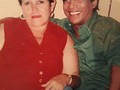 Bertha Rosario Mejía Acosta y Diomedes Díaz Maestre. Fruto de este amor nació Rosa Elvira .  Bertha cuenta cómo conoció al Cacique: “Había asistido a la caseta de Rosario Maestre, en La Junta, con motivo de los carnavales, estando sentada y sin darme cuenta él se me acercó y me estampó un beso en la espalda. Yo tenía puesta una blusa de canastica. Le reclamé, y me dijo que le había provocado porque yo le gustaba”. Y continúa diciendo: “Todo siguió de coqueteo en coqueteo, cuando vinimos a darnos cuenta estábamos enamorados y emparejados. Con decirle que él no podía ir a mi casa, nos veíamos a escondidas porque mi mamá, Eugenia María Acosta, no lo aceptaba, debido a que era un pelao parrandero y no le veía ningún futuro” .  De esos amores que ella destaca como “algo verdadero, con esa inocencia de antes y que se hicieron más fuertes porque eran prohibidos”, nació Rosa Elvira, exactamente cuando el muchacho ‘Medes’, como ella lo llamaba, tenía 17 años, tres meses y 12 días de edad . “La noticia del embarazo se la dije estando acostada en una hamaca, y él se alegró mucho porque vendría al mundo el producto de un bello amor que duró cinco años, que se fortaleció con bellos mensajes y versos que eran la vitamina para alimentar ese idilio que nació de un beso y que floreció en medio de las dificultades de aquellos tiempos, donde sus padres fueron los grandes héroes para atenderme porque él estaba estudiando y no tenía plata.  La alegría por el nacimiento de su primera hija fue grande, pero mi mamá Eugenia Acosta, no gustaba de él y nos veíamos a escondidas. Como será que un día tuve que volarme un ratico de la casa para que Diomedes conociera a Rosa Elvira y él le regaló unos are de oro. De eso sacó una canción que grabó Daniel Celedón.  Le dije una vez, y en muchas ocasiones me insistió, hasta que le confesé que mi prima Patricia Isabel Acosta, estaba enamorada de él.  Todo pasó tan rápido, cuando vi fue que se casó con ella, pero no me opuse porque era su decisión y me quedé con mi hija que ha sido el mejor regalo que Dios me ha dado. ‘Medes’ nunca me quedó mal, fue muy generoso conmigo y para él sólo tuve palabras de agradecimiento” .  @juanrinconv