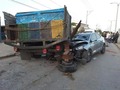 Oscar Gamarra sufre grave accidente en Riohacha  Un grave accidente de tránsito se registró en Riohacha, La Guajira, donde estaría involucrado el cantante de vallenato, Oscar Gamarra.  El hecho se registró en la avenida Primera, entre un vehículo tipo Mazda y un camión, en horas de la madrugada de este 28 de junio.  De acuerdo a informaciones preliminares, “dos conductores protagonizaron aparatoso accidente tránsito en la avenida Primera de Riohacha. Personas que llegaron a socorrer, aseguraron que los heridos hacen parte de la organización musical del cantante Oscar Gamarra”, dijo el periodista Yuri Reales.  De igual manera, se conoció que otro de los involucrados fue Deiner Cotes, quien es timbalero en la agrupación de Gamarra. Supuestamente el vehículo donde se transportaba Oscar Gamarra invadió el carril contrario a su vía.  Este es el segundo accidente de Gamarra a lo largo de su carrera artística, el primero fue en diciembre de 2018, cuando chocó un vehículo con una vivienda ubicada en la carrera 6 entre las calles 9 y 10 en Riohacha.  via @diariolaguajira