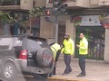 Tres muchachos para pintar el semáforo! No será mucho ?