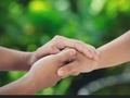 »Si ustedes aman solamente a quienes los aman a ustedes, ¿qué hacen de extraordinario? Hasta los pecadores se portan así. Y si hacen bien solamente a quienes les hacen bien a ustedes, ¿qué tiene eso de extraordinario? También los pecadores se portan así. Y si dan prestado sólo a aquellos de quienes piensan recibir algo, ¿qué hacen de extraordinario? También los pecadores se prestan unos a otros, esperando recibir unos de otros. Ustedes deben amar a sus enemigos, y hacer bien, y dar prestado sin esperar nada a cambio. Así será grande su recompensa, y ustedes serán hijos del Dios altísimo, que es también bondadoso con los desagradecidos y los malos. Sean ustedes compasivos, como también su Padre es compasivo.