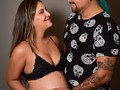 Ha sido un embarazo cortito y muy rápido, pero no por eso feliz :), feliz de ser padres contigo amor @___makita_ :) Y esperar a nuestra hija con los brazos abiertos, Y una familia entusiasmada, para darte amor y mostrarte que la vida, aunque a veces es más injusta, tiene algo bonito. :) Agradecido de la sesión @alejandrodelgadofotografo muy cómodos y lindo resultado :) El reflejo de tu sonrisa en mis ojos, es poesía :) te amo Makita :)