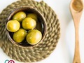 ¡Pilas mis amores y los que le sacan las aceitunas a las hallacas! 👀 • Como ya estamos en la época más bonita del año les voy a ir enseñando los beneficios de algunos ingredientes para que disfruten en navidad de manera saludable 🎄. • 1⃣¿Sabían que su consumo es bueno para los niños? Debido a que la vitamina E de las aceitunas no sufre alteración durante su elaboración, un niño desde los 6 meses hasta que son adolescentes, necesitan entre 4 y 11 mg al día. Así que añadir un par de aceitunas al puré es una magnífica idea. 2⃣¡Contienen calcio! Sí, aunque no lo creas las aceitunas aportan calcio a nuestro organismo. 3⃣Son súper nutritivas, porque contienen vitaminas como A, B y E que funcionan como antioxidantes y minerales como el fósforo, hierro, magnesio, potasio, sodio y yodo. 4⃣La porción diaria para un adulto es consumir 25 gr de aceitunas así que... ¡A comer aceitunas en navidad y cualquier época del año! 😎 . #Navidad #Beneficios #Aceitunas #PaulaReceta