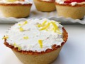 SENCILLO Y DELICIOSO 😋. . Hoy con @carobaezb Preparé estos Pie de limón, sin azúcar y con una base sin gluten . Les cuento que fueron todo un éxito . También les dimos más ideas para hacer con esta masa base, yo también preparé unas galletas que pueden ver al deslizar las fotos 👈, perfectas para niños intolerantes al gluten 😍, inclusive pueden preparar esta misma base salada para un pastel con vegetales y pollo o carne, espinacas, puerros ay dios mío 😯 que delicia 🥰. Bueno vamos entonces a ver ya la receta 👇. . Para la base: 1/2 taza de harina de almendras. ( puedes usé harína de avena ) 1/2 taza de harina de coco. 1/4 taza de agua fría. 2 cdas de aceite coco o mantequilla . 1 huevo. Endulzante al gusto. Yo usé 1 cda de monk fruit. Pizca de sal rosada .  Preparación: Mezcla los ingredientes secos luego añade el huevo y la mantequilla fría y mezcla con la manos, agrega un chorrito de agua . La mezcla estará lista cuando no se pegue a las manos . Luego con tus manos lleva la mezcla al molde de tartaletas o de Cupcakes y cubre dándole la forma,que quede como de un milímetro de espesor. Lleva al horno por 20 minutos a una temperatura de 320 grados F. Retira y deja enfriar antes de rellenar . . El relleno: Relleno 1:  1/2 taza de queso crema  1/2 taza de ricotta 1/2 taza de yogurt griego 2 cdas de zumo de limón  Ralladura de limón 1 cdita de monk fruit . Ralladura de limón. . Se mezclan todos los ingredientes muy bien con unas varillas. Rellenar las tartaletas y decorar con fresas o las frutas que prefieras . . #recetas #recipes #glutenfree #sugarfree #keto #lowcarb #cetosis #healthyfood #salud #quarantine #quedateencasa #stayhome #paulasaludable #heal #fasting #miami.