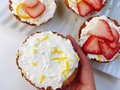 SENCILLO Y DELICIOSO 😋. . Hoy con @carobaezb Preparé estos Pie de limón, sin azúcar y con una base sin gluten . Les cuento que fueron todo un éxito . También les dimos más ideas para hacer con esta masa base, yo también preparé unas galletas que pueden ver al deslizar las fotos 👈, perfectas para niños intolerantes al gluten 😍, inclusive pueden preparar esta misma base salada para un pastel con vegetales y pollo o carne, espinacas, puerros ay dios mío 😯 que delicia 🥰. Bueno vamos entonces a ver ya la receta 👇. . Para la base: 1/2 taza de harina de almendras. ( puedes usé harína de avena ) 1/2 taza de harina de coco. 1/4 taza de agua fría. 2 cdas de aceite coco o mantequilla . 1 huevo. Endulzante al gusto. Yo usé 1 cda de monk fruit. Pizca de sal rosada .  Preparación: Mezcla los ingredientes secos luego añade el huevo y la mantequilla fría y mezcla con la manos, agrega un chorrito de agua . La mezcla estará lista cuando no se pegue a las manos . Luego con tus manos lleva la mezcla al molde de tartaletas o de Cupcakes y cubre dándole la forma,que quede como de un milímetro de espesor. Lleva al horno por 20 minutos a una temperatura de 320 grados F. Retira y deja enfriar antes de rellenar . . El relleno: Relleno 1:  1/2 taza de queso crema  1/2 taza de ricotta 1/2 taza de yogurt griego 2 cdas de zumo de limón  Ralladura de limón 1 cdita de monk fruit . Ralladura de limón. . Se mezclan todos los ingredientes muy bien con unas varillas. Rellenar las tartaletas y decorar con fresas o las frutas que prefieras . . #recetas #recipes #glutenfree #sugarfree #keto #lowcarb #cetosis #healthyfood #salud #quarantine #quedateencasa #stayhome #paulasaludable #heal #fasting #miami.