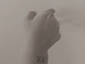 Hace un tiempo decidí tatuarme en la muñeca derecha, el arquetipo espiritual y pagano de la #triplediosa, como un recordatorio para mi misma, del poder que existe en la evolución del ciclo femenino, unido en un mismo ser. Este símbolo representado por la luna creciente, la luna llena y la luna menguante; gobierna los reinos del cielo, la tierra y el inframundo.  Como Diosa del Inframundo, está preocupada por el nacimiento, la procreación y la muerte. Como Diosa de la Tierra, está preocupada por las tres estaciones de primavera, verano e invierno y anima árboles y plantas y gobierna a todas las criaturas vivientes. Como Diosa del Cielo, es la luna en sus tres fases: Niña o doncella, madre y bruja. Quise que ese poder lo tuviera mi mano porque es la parte de mi cuerpo que canaliza mis pensamientos/emociones y crea algo en el mundo físico. Es la mano con la que escribo, con la que defino el ritmo de mis canciones (la base de la música), con la que conecto en mis lecturas de tarot y mas allá de eso, el símbolo es la señal de que me siento libre de contradiciones y no enfrentada con todas las que soy. Cada vez que me siento sola o que necesito una mano, veo la mía y sé que la diosa esta guiándome y recordándome mi poder.