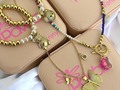 A ti que te encanta verte hermosa y también ganar dinero!  Quiero presentarte nuestra marca de accesorios.  Somos mayoristas en accesorios con más de 10 años de experiencia.  Nos enfocamos en crear diseños en tendencia, vamos al día con la moda!!   Te invito a suscribirte en nuestra página web para que el día viernes disfrutes de nuestros descuentos por lanzamiento!