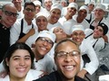 Un rest podrá tener la estructura más hermosa, los lujos más intergalac pero... las cebollas no se cortan solas... Ellos son el equipo cayena, por 15 días más o menos nos unimos a ellos, fuimos una sola familia y vivimos una experiencia increíble.  Yo ya había estado allá pero volví para prestarle un apoyo a mi gran amigo @carlitos.cook .  Los regañé cada minuto de esos días 😊, me ayudaron, apoyaron y siempre los llevare en mi corazón.  Cuando pidan un plato en un rest piensen en esta foto, cada uno de ellos trabaja desde su estación para darnos una experiencia grandiosa! Todos ellos forman una gran cocina que como engranajes de un reloj andan para sacar el servicio.  Los quiero a todos! Y en pH5 siempre serán bienvenidos.  Gracias a todos los que pegaron casitas, cortaron galletas y me ayudaron con todo los que les pedí!  Esta experiencia me hizo encontrar a puchurrumi 1 y puchurrumi 2, mis pasteleros cayena... Gracias Enghel gracias Jordi @jordi_97 Que nunca nos dejaron solos y no dejaron la casa prendida en candela (son uno y dos por orden de llegada) estaré siempre agradecida.  Hicimos un Gran amigo también ... Abraham El Panadero ... el será de los mejores panaderos eso lo puedo asegurar.  Infinitamente agradecida con todos ustedes espero q me puedan leer... #cook #chef #cocina #cocineros #restaurante