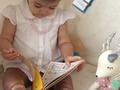 Ya quiere aprender a leer. 😍
