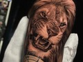 Les comparto esta pieza realizada hoy, espero les guste⚡️ Feliz noche para todos✌🏻 .  . #bilbao #tattoobilbao #bilbaotattoo #tatuadoresbilbao #tattoo #leontattoo #lion #liontattoo