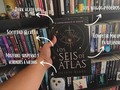 ¿Ya le dieron una oportunidad a este libro? ¿Les gustan los libros con magia?   Hola amigos lectores 📖  Los seis de atlas fue el primer libro que inicie en este 2023 y me sorprendió bastante esta lectura.  Aquí nos encontraremos con seis personajes que están dispuestos a demostrar sus capacidades con tal de tener un lugar en la sociedad Alejandrina.  Está sociedad es una orden secreta con un poder capaz de cambiar el mundo, los seis magos deberán escoger un bando para poder llegar hasta el final.  ¿Que serías capaz de sacrificar a cambio de conocimiento?  🎞️ Muy pronto la reseña la encontraran en mi canal de Youtube.  📍 Colaboración con @edicionesuranocolombia   #booklover #bookstagrammers #booksgramcol #books #drakacademia #colombia🇨🇴 #colombialectora #edicionesuranocolombia