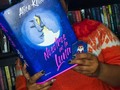 ¿Que estás leyendo por estos días? ¿Han leído a Alice kellen?  Hola amigos lectores 📖  Quiero contarles que por estos días estoy leyendo Nosotros en la luna de @alicekellen_ .  Empecé a leerlo porque tenía como un bloque lector y sentí ( y fue una buena elección) que con este libro podía salir de el jajajaja y así fue 🥰