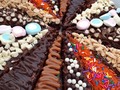 Brownie Decorado con muchas chuches y sabores cual te gusta a ti? . . #arequipe #chocolate #chocolateblanco #maswmellow #sprinkles #pepitas #oreoblanca