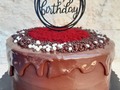 Y hoy tuvimos un cumpleañero al que sorprendieron con esta combinación de torta 😍  Ponque de chocolate con relleno de chocolate, red velve relleno de frosting de queso crema y la unión entre ambas la combinación de chocolate y queso crema 🤤 con mucho chocolate por fuera 🥳    #postresgabymatarazzo #tortasenmargarita #tortachocolate #tortaredvelvet #cumpleaños #celebracion #IsladeMargarita