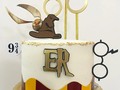 Bellísima torta de #harrypotter para una cumpleañera muy especial 😎  Ponque de chocolate con relleno de brigadeiro de chocolate y fresas, cubierta con buttercream     Toppers por supuesto de @1000trazos        #postresgabymatarazzo #cumpleaños #celebración #buttercreamcake #harrypottercakes #islademargarita