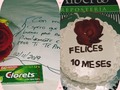 "EL AMOR VERDADERO NO NACE O APARECE, SE CONSTRUYE" • Hablemos de amor verdadero, pero de ese amor sin envoltorio, sin artificios ni romanticismos. El auténtico y el que es capaz de perdurar en el tiempo aportando una felicidad sincera, una cotidianidad enriquecedora donde la pareja puede crecer personalmente y en conjunto. • ¿Existe el amor verdadero? Desde luego que sí, pero no debemos tener como referencia el mundo del cine o de la literatura, estamos seguros de que a tu alrededor, o puede que incluso tú mismo, lo estés viviendo. Si es así, estamos seguros de que ya conoces el secreto: el esfuerzo, la dedicación por construir día a día esa relación, ahí donde ambos miembros son capaces de hacer equipo y aportar sus energías por igual. • El amor verdadero no necesita artificios ni se sustenta en esa magia donde las cosas salen bien porque "estamos predestinados". Obviamente, ello no quita que exista esa chispa donde la casualidad, tuvo quizá gran parte de culpa de que dos personas se encontraran, pero dejando el "halo de magia" a un lado, lo que verdaderamente importa es el día a día, ahí donde las pequeñas cosas, edifican una auténtica relación. • Una comunicación donde la escucha sea sincera y se pueda hablar de modo democrático, llegando a acuerdos. Las fuerzas están repartidas, no hay perdedores, la balanza tiende a equilibrarse y los diálogos son continuos. Y ojo, en una buena comunicación también están presentes las discusiones, es normal y es necesario ser sinceros. Es importante no guardarse o esconder nada, si no, puede aparecer el rencor. • Los dos miembros se respetan y se valoran con autenticidad, reconociendo virtudes y defectos. No hay desprecios, no hay ironías ni humillaciones, la consideración es muta y se permite el crecimiento personal, a la vez que se madura como pareja. • Una pareja saludable, feliz y satisfecha sabe que el amor verdadero se nutre de esa complicidad cotidiana donde buscarse con las miradas, donde seguir sonriendo e ilusionándonos por un futuro en común. • Dicen los expertos...
