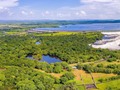 Desliza y disfruta de la Vista del Parque La Llovizna 😍😍😍➡️➡️  🔹Parque La Llovizna🔹  Este jardín es un paisaje desarrollado por la mano del hombre, que contiene el agua del río Caroní después de haber pasado por el Complejo Hidroeléctrico Macagua II, antes de la confluencia con el río Orinoco.  El Parque La Llovizna cuenta con una extensión aproximada de 200 hectáreas, conformadas por islas, saltos del río Caroní, numerosos caminos de piedras y senderos naturales, zonas boscosas y áreas verdes, donde conviven libremente diversas especies de fauna silvestre de las cuales se puede disfrutar o interactuar con algunas de ellas.  Sin embargo, lo más cautivante del parque es la cascada Salto La llovizna, que le da el nombre a este espacio recreativo. La caída de agua tiene unos 20 metros de altura y forma a su paso un torbellino que disfrutan los visitantes, quienes se acercan hasta el mirador para sentir la llovizna o bruma que se produce por la fuerza del agua. _ Cortesía: @djivzla  _ #CiudadGuayana #lallovizna #riocaroni #pzo #puertoordaz #estadobolivar #parquelallovizna #turismovenezuela #venezuela