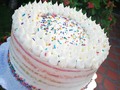 Semi-Naked Rainbow Cake! 🌈 Capitas de torta de Vainilla con los colores del arcoiris, unidas y decorada con crema de mantequilla y lluvia de colores! Menos es más ♥️🌈 #rainbowcake #seminakedcake #maturin #monagas #venezolanosenelexterior  #vanillacake #pugcake