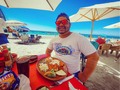 Ustedes me ven muy feliz, pero esperamos la comida por 40 minutos 😂 . . . . . .