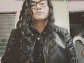Tener el pelo largo puede ser chocante para unas personas e incluso llegar a juzgar o tratarte distinto y está bien, lamentablemente no todos tienen la capacidad de salir de lo que se supone es lo normal..  Por otro lado hay gente que opina de ti al conocerte y no por como luces que a mí opinión es lo más inteligente (sin importar si tu pelo es largo, si tenés tatuajes...).  Conclusión: Todos son guap@s jajajaja XD lo siento si esperaban una conclusión más profunda pero se me acaba de ir la inspiración 😂😂   PD: Pelo largo hasta que se me caiga de viejo 🤘🏽