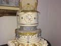Nuestro #tbt de hoy!!! Dedicado es este pastel de lujo!!! siempre había querido hacerlo y me llego la oportunidad🙏🏻gracias a mis clientas hermosas 😉 agradecida por apoyarme siempre!!! (Me gustaría hacerlo de nuevo pero más grande que opinan?!?) #rebecavera #royalcake #elegance #glamourcake #fondantcake #fondant #wedding #weddingcake #luxurydesign #luxurious #luxurylifestyle