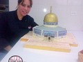 Un pequeño recorrido por solo “algunos pasteles” muy especiales 🎂✍️ que han tenido mucho más que un batido de ingredientes 😅 porque conlleva planificar, tomar medidas, investigar a fondo sobre la temática, debemos hacer la estructura previa de cómo hacerlos, el peso, medidas ancho y altura, porque puede que no salga por la puerta del lugar donde se elaborará o no entra la base del pastel en tu auto… 😲y buenoooo son tantos y tantos detalles que a veces nadie sospecha 🤫… en fin siempre en cada proyecto se aprende mucho y de eso pues queda la experiencia…y la satisfacción de haberlo logrado pese a que no existe la perfección pero si el amor y el esmero por complacer en todo lo que nuestro cliente desea! espero les gusten estos proyectos aquí presentados 🎉😍 agradecida con mis clientes de todas partes del mundo ❤️🙏