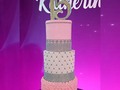 Una hermosa torta para una hermosa quinceañera. 💖  Tres pisos distribuidos entre torta de vainilla y marmoleada, rellenas y precubiertas con buttercream de chocolate, trozos de oreo americana, decoración en fondant y buttercream sabor mantecado.  💖 @estampados.sanmiguel fue la encargada de crear el hermoso topper en pedrería pegadas a mano. Nuevamente un trabajo impecable.   💖 @unik.party hizo su magia en cuanto a la decoración. ✨ Muchísimas gracias por confiar en mí labor. 🥰  🥳 Motivo: #tortadequinces #15años #tortade15  • 📲 Para encargos. +58 04265952040  • • • • • • •  #MATURIN  #MONAGAS #VENEZUELA  #TORTASMATURIN  #REPOSTEROSDEVENEZUELA #CAKE  #FONDANT  #CHOCOLATE  #BOLO  #TORTA  #BUTTERCREAM  #PASTEL  #FONDANTCAKES  #TALENTOVENEZOLANO  #REPOSTERIAMATURIN  #WORKCAKES  #BIRTHDAYCAKE  #TORTADECUMPLEAÑOS  #BAKERY  #BAKE  #LOVECAKES  #REGCAKES  #CAKELOVERS
