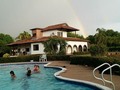 CASA CAMPESTRE EN VENTA. Ubicada en el Mejor conjunto residencial de LA DORADA CALDAS.  ✅ La casa consta de habitación principal con baño y balcón en el segundo nivel. ✅ 3 habitaciones en la parte de abajo una de ellas con baño y otro baño auxiliar con ducha, cocina y sala comedor. ✅ Lago de pesca donde esta el puente. ✅ Piscina privada y del conjunto.  ✅ Casa para el casero. Información WhatsApp. wa.me/573208487321