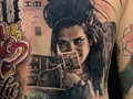 Trabajo realizado en la @expotattoo_la_sabana con el cual ganamos 🥈segundo lugar en categoría realismo sombra @amywinehouse  .. #amywinehouse #tattooamywinehouse #realistictattoo #portraitphotography #tattooblackandgrey