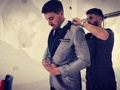 Vistiendo al novio más fachero! Mi hermano!