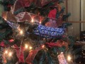 Mi abuelita le puso un tapabocas al arbolito🎄  Felices fiestas muchachxs✨