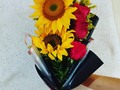 Disponible hermoso arreglo de Rosas y girasoles 🌹🌻, detalles que enamoran 😍