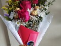 Disponible hermoso arreglo de Rosas Rojas en papel coreano