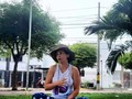 No estoy en una āsana avanzada; tal vez no es mi mejor ángulo y francamente en este estado de consciencia ya no me importa, pero si representa mucho de mi vida, porque esta imagen representa una de las tantas cosas maravillosas que me ha dado el yoga, compartir.  . Como balance de todos los años que tengo de vivir en yoga, de los cuales decidí no llevar cuenta, porque a veces tengo la impresión de que siempre he vívido así y no me había dado cuenta, solo puedo decir que a mi el yoga me ha salvado la vida, me ha enseñado a vibrar con la vida, y no me refiero solo a mi vida, sino también a todas sus manifestaciones a mi alrededor. No tengo como pagar tanta bondad, porque cada día se cumple en mi vida eso de que uno atrae lo que es.  . FELIZ DÍA INTERNACIONAL DEL YOGA. Gracias por permitirme compartir la luz que ilumina mi vivir.  . #diainternacionaldelyoga2022 #diainternacionaldelyoga #yogacolombia #yogavalledupar #rossettoyoga